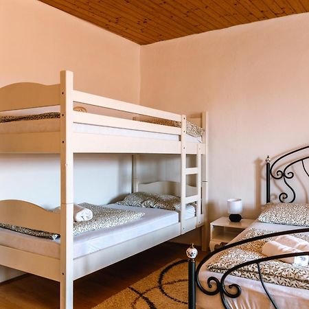 Apartment Valetovi Stanjel Ngoại thất bức ảnh